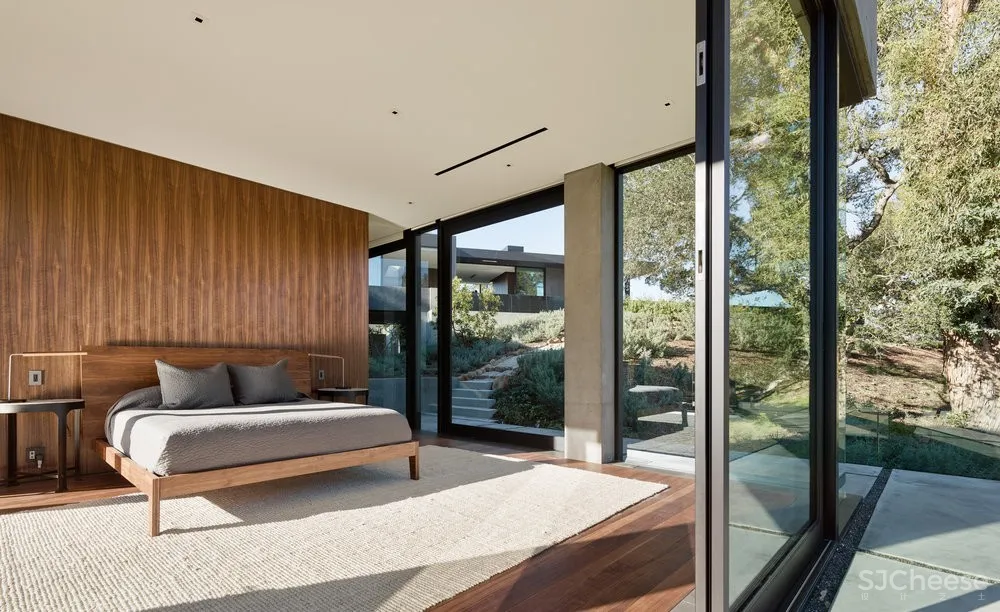 被130棵活了250年古橡树包围的现代住宅丨每天关门窗花40分钟