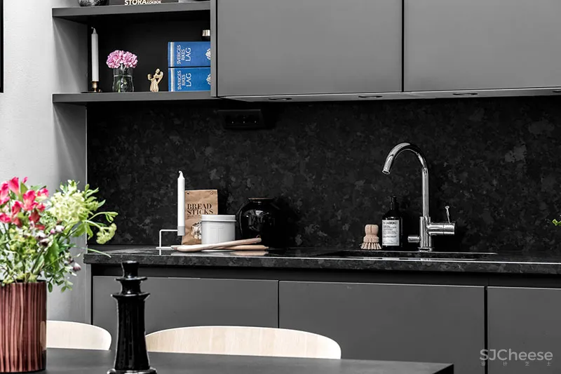 蓝色沙发和螺旋楼梯：斯德哥尔摩61㎡双层公寓