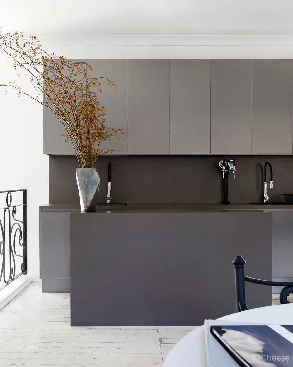 Phoebe Nicol | 精致现代风外壳下的欧洲经典