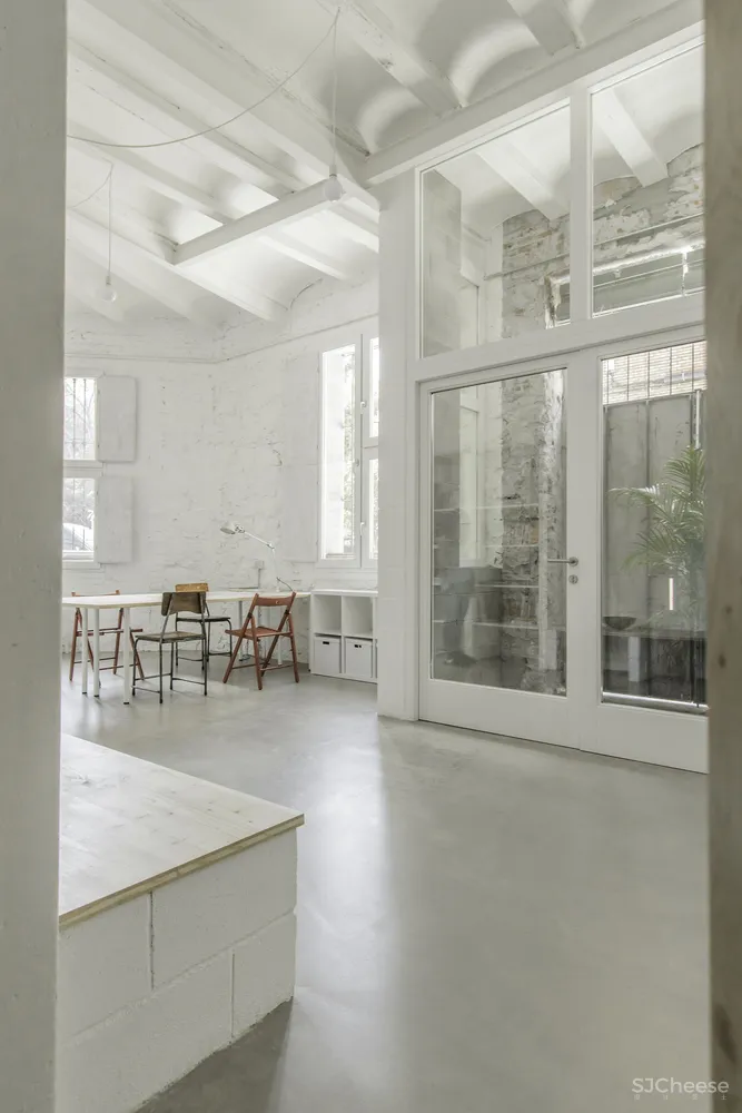 西班牙一间90平米纯白单层房屋改造