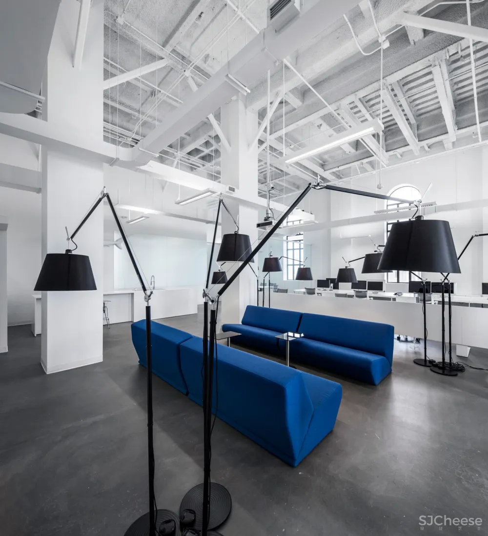 255㎡蒙特利尔蓝色通讯办公室 Anne Sophie Goneau