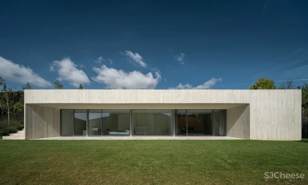 斜坡上的混凝土块 / Pereda Pérez Arquitectos