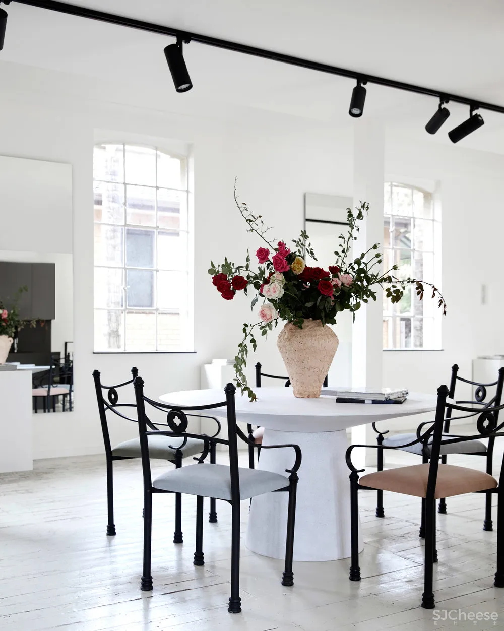 Phoebe Nicol | 精致现代风外壳下的欧洲经典