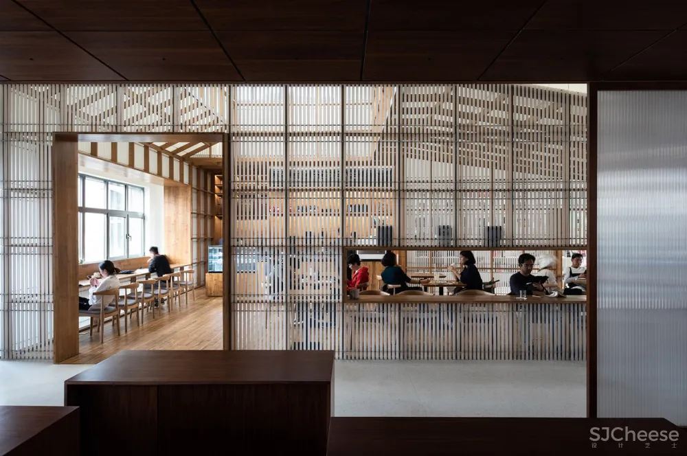 以“街巷”概念延续城市视角与空间体验,Page One 北京坊书店 直向建筑