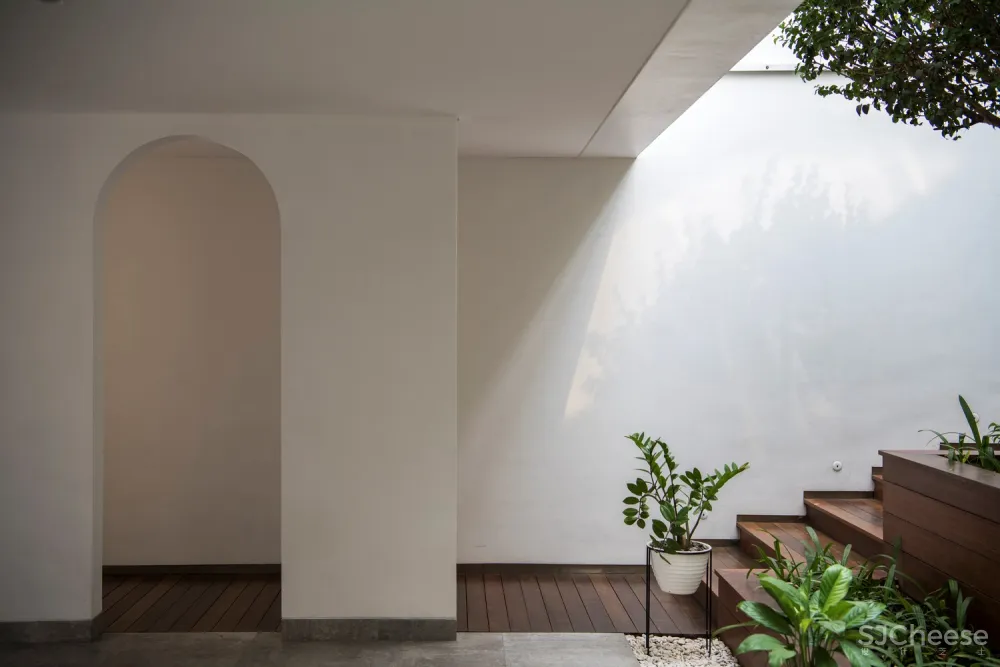 哈里曼住宅，内置庭院的纯白住宅／W Office