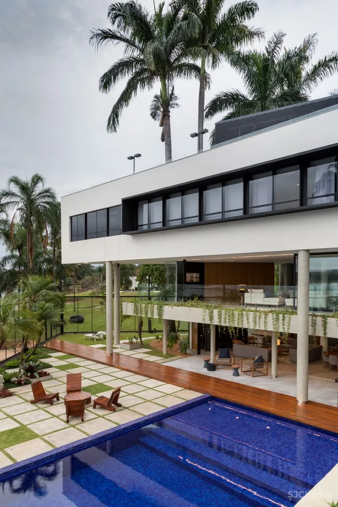 Estúdio Cláudio Resmini | 巴西湖畔三层别墅