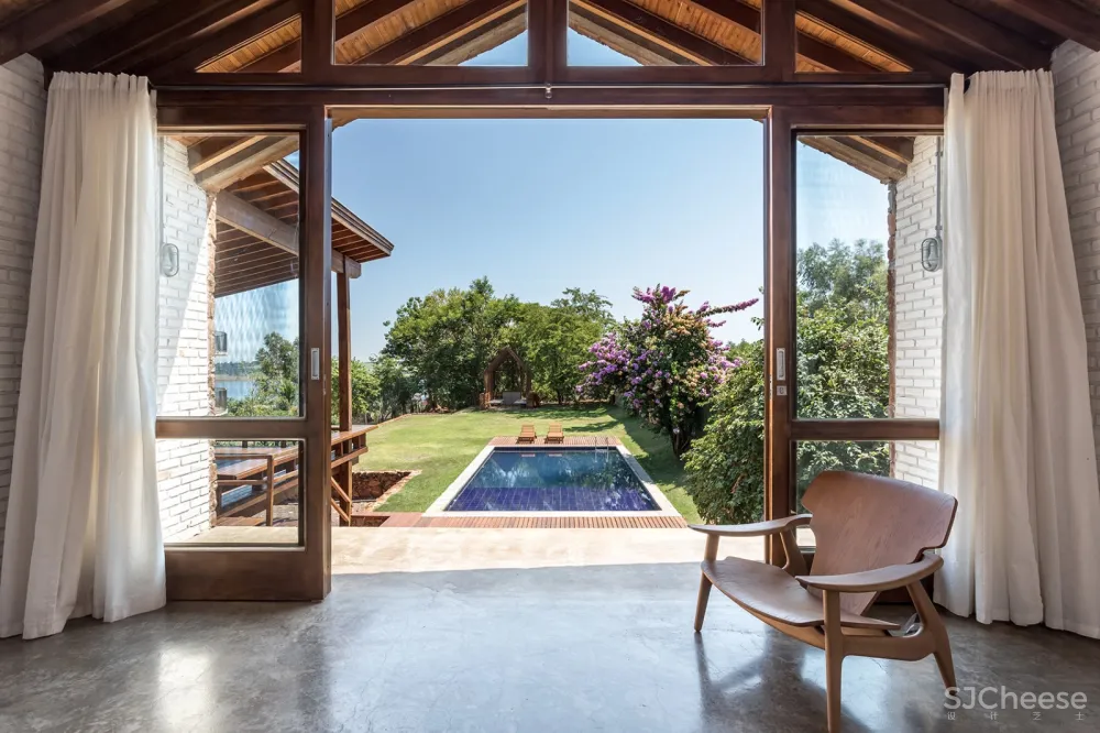 湖畔度假住宅 ，巴西 / Solo Arquitetos