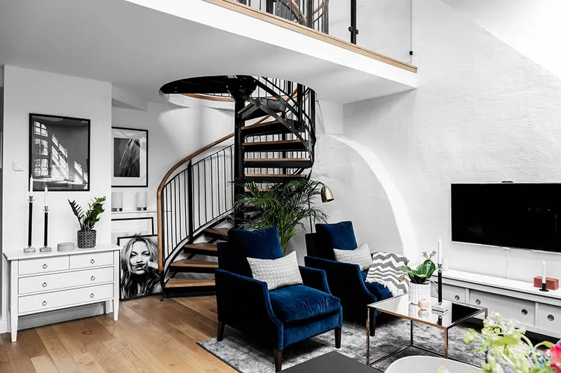 蓝色沙发和螺旋楼梯：斯德哥尔摩61㎡双层公寓