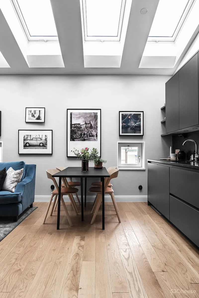 蓝色沙发和螺旋楼梯：斯德哥尔摩61㎡双层公寓