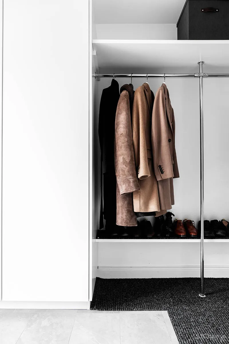 蓝色沙发和螺旋楼梯：斯德哥尔摩61㎡双层公寓