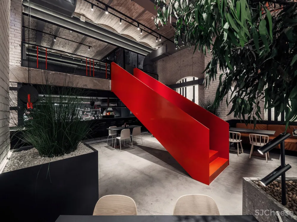 红色楼梯与盆栽打造地下舒适空间，莫斯科 Pizza 22披萨店 Architecture bureau DA