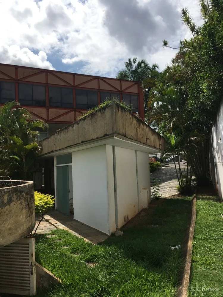 Estúdio Cláudio Resmini | 巴西湖畔三层别墅