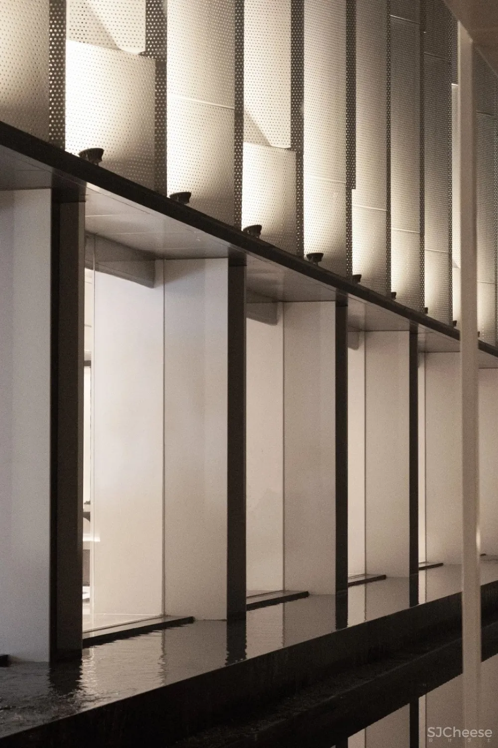 经典黑白灰营造典雅简奢空间