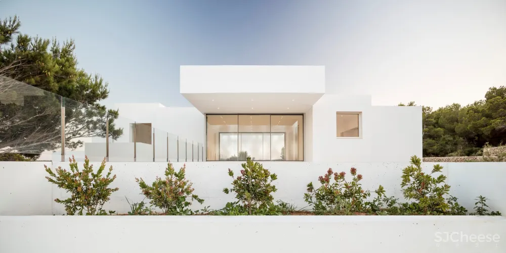 西班牙海滨，打造纯白的T 台别墅 / NOMO STUDIO