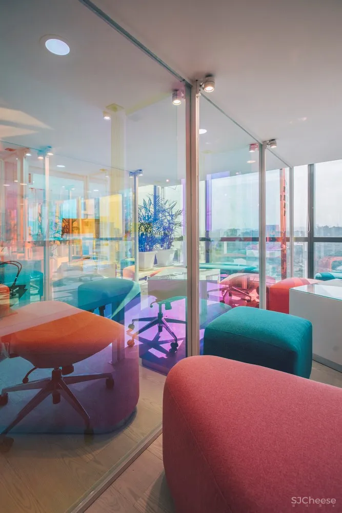 Mindvalley 总部,色彩斑斓的“光之殿”工作区 / IDEAWORKSHOP