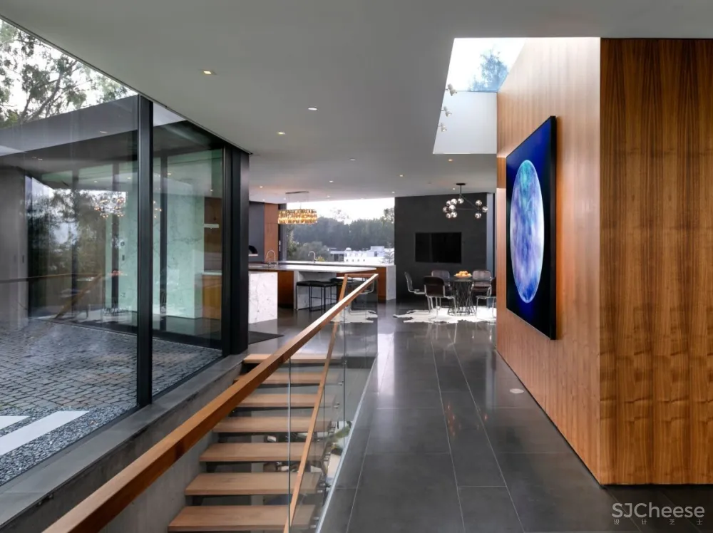 被130棵活了250年古橡树包围的现代住宅丨每天关门窗花40分钟