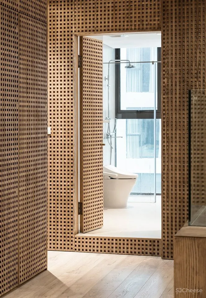 130㎡的住宅丨用 2.9 万块木头贴墙上