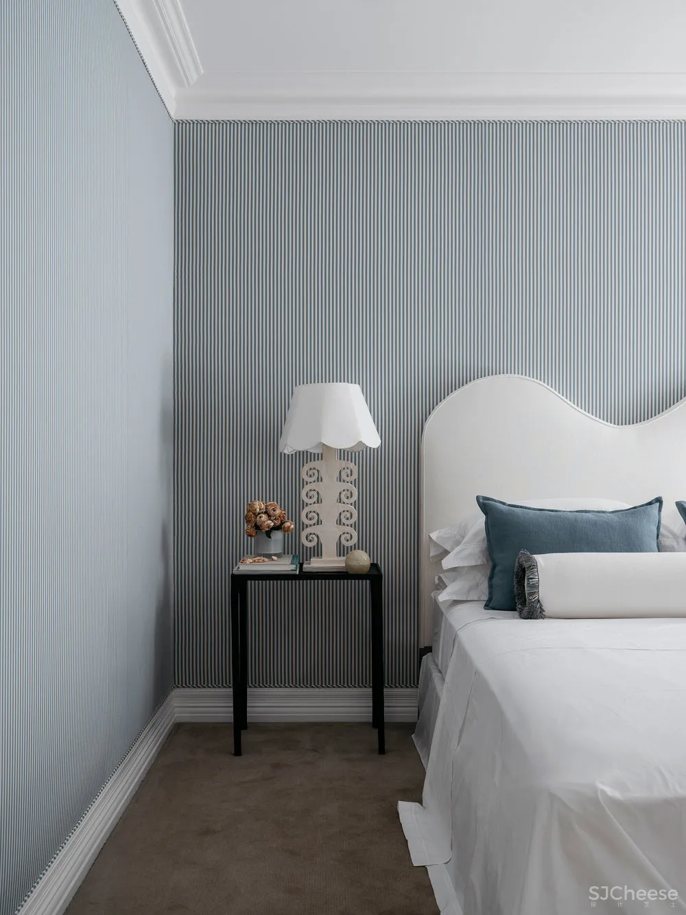 Phoebe Nicol | 精致现代风外壳下的欧洲经典