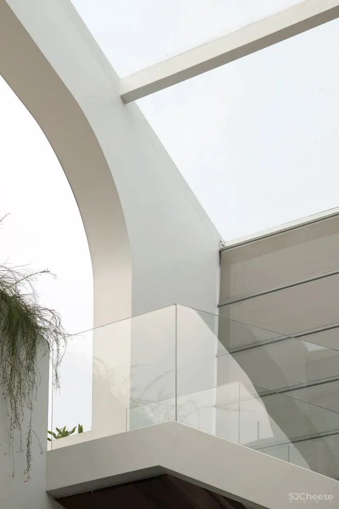 哈里曼住宅，内置庭院的纯白住宅／W Office