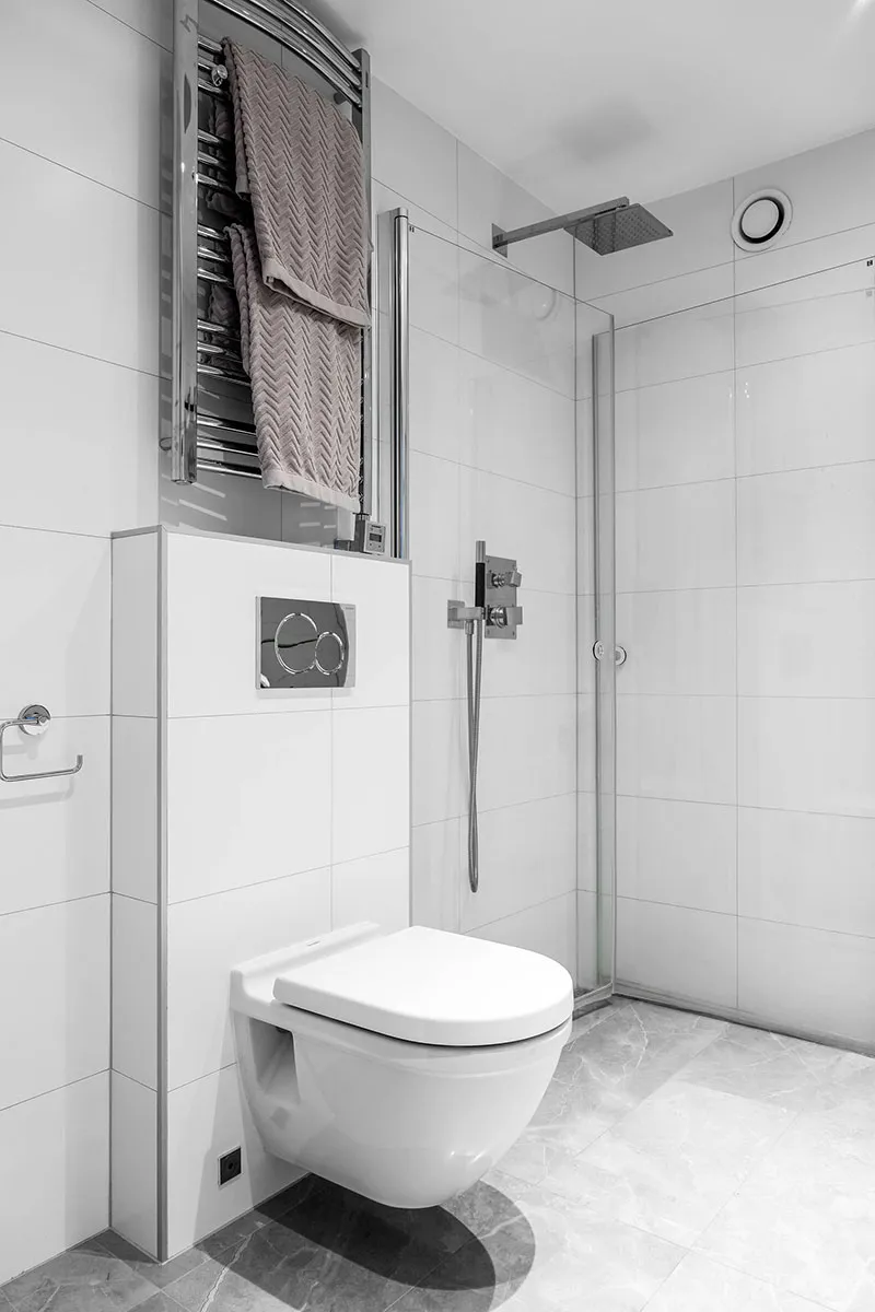 蓝色沙发和螺旋楼梯：斯德哥尔摩61㎡双层公寓