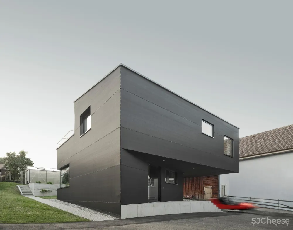 Haus D,顺时针旋转的黑色住宅 / Yonder – Architektur und Design