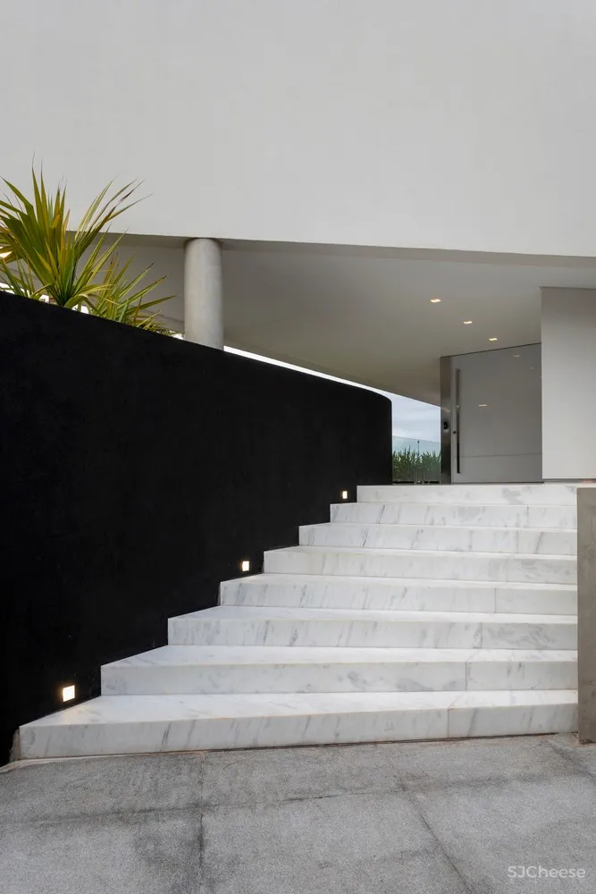 Estúdio Cláudio Resmini | 巴西湖畔三层别墅