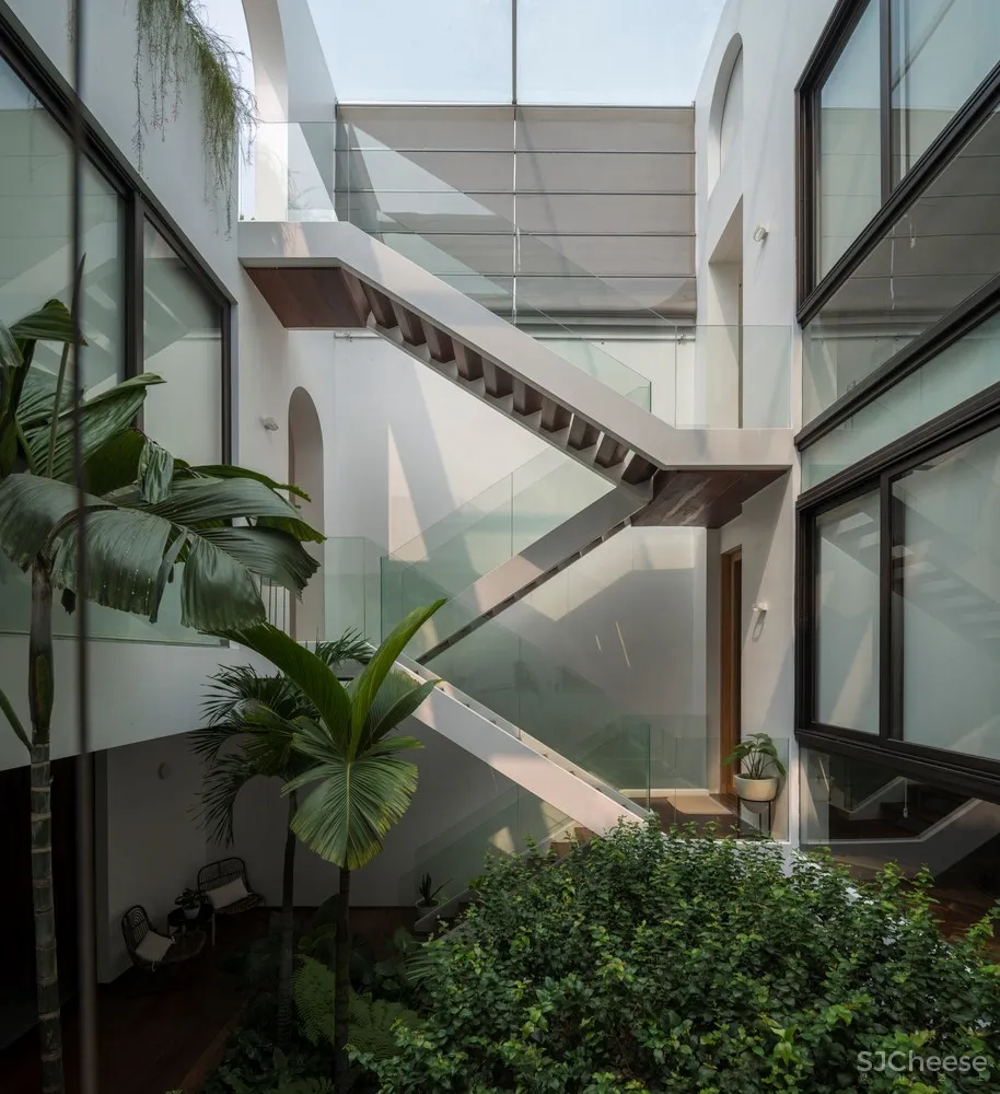 哈里曼住宅，内置庭院的纯白住宅／W Office