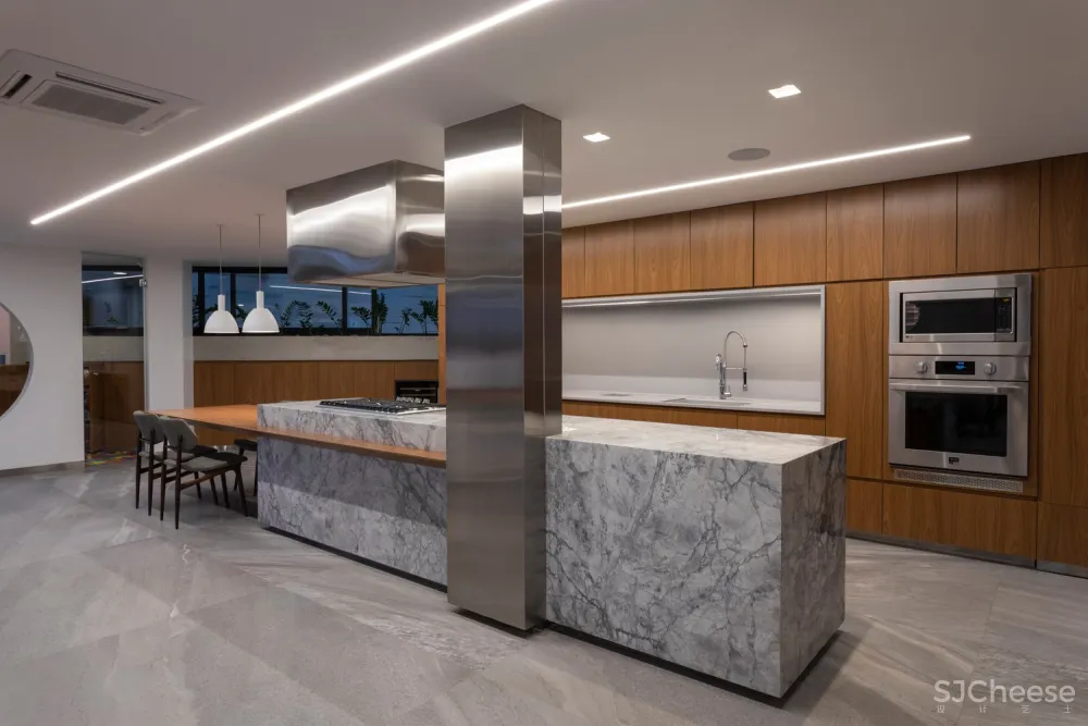 Estúdio Cláudio Resmini | 巴西湖畔三层别墅