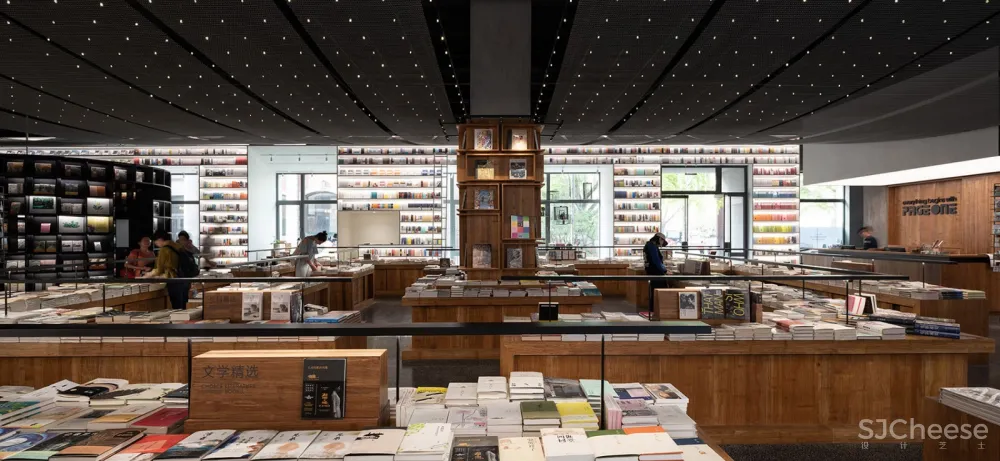 以“街巷”概念延续城市视角与空间体验,Page One 北京坊书店 直向建筑