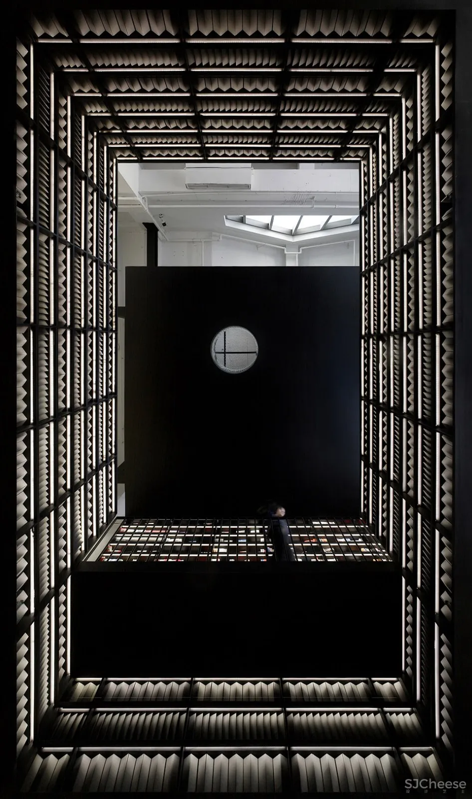 以“街巷”概念延续城市视角与空间体验,Page One 北京坊书店 直向建筑