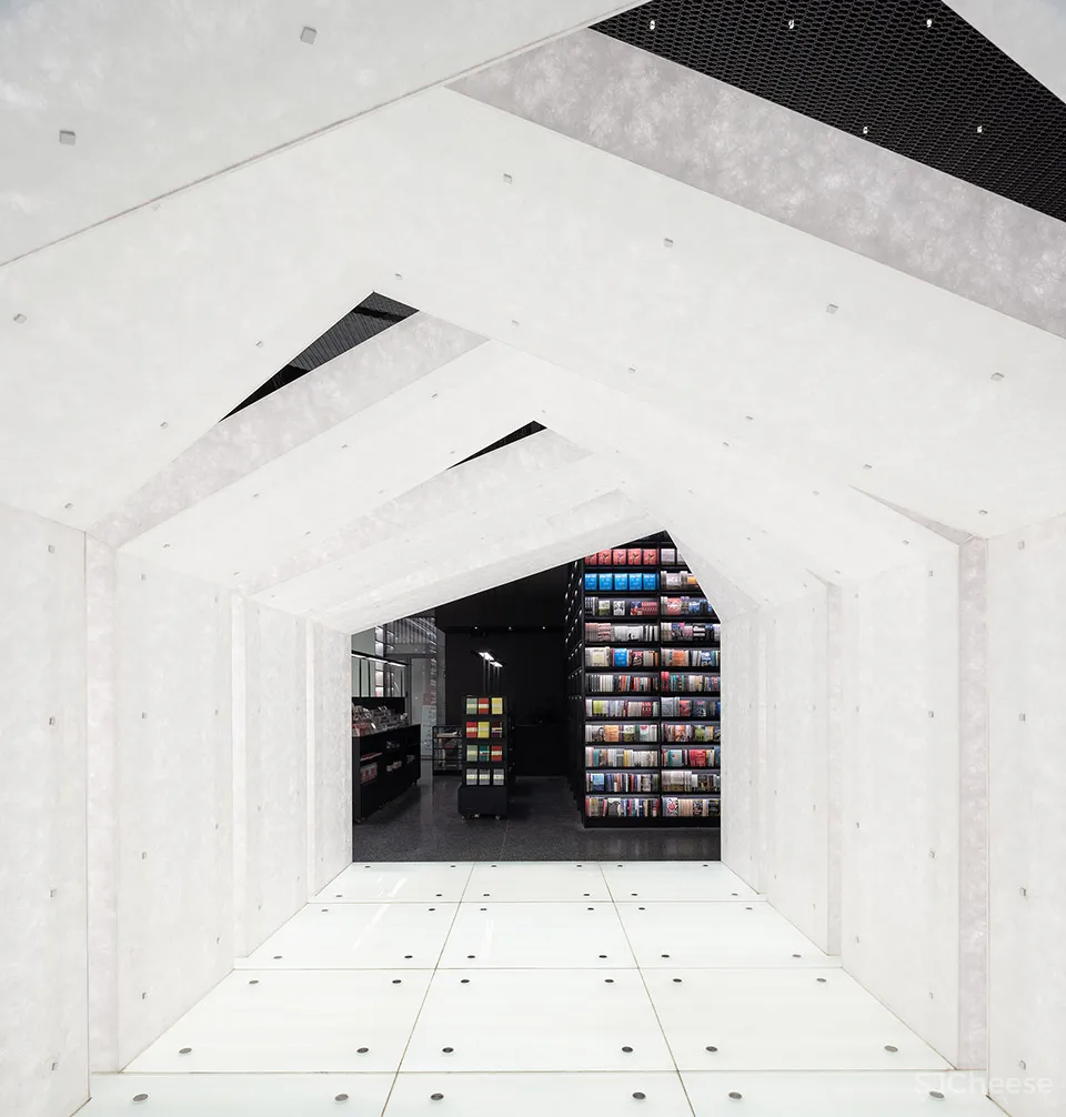 以“街巷”概念延续城市视角与空间体验,Page One 北京坊书店 直向建筑