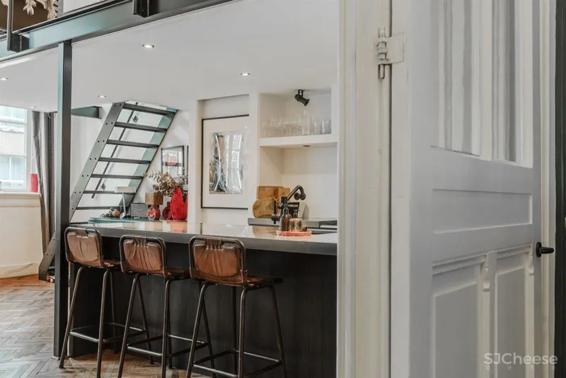 阿姆斯特丹的双层Loft住宅，带夹层和迷人的儿童房