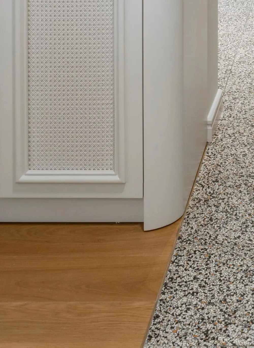 黑框隔断+水磨石丨新古典也可以这么玩