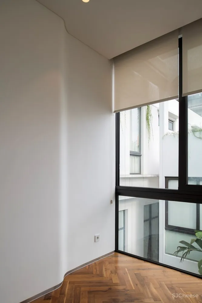 哈里曼住宅，内置庭院的纯白住宅／W Office