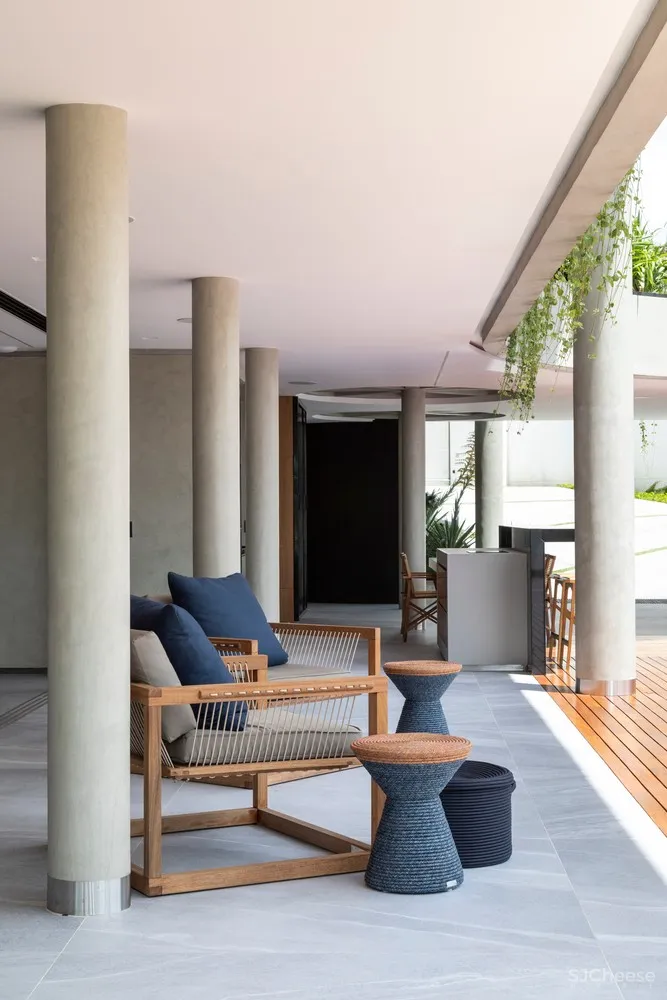 Estúdio Cláudio Resmini | 巴西湖畔三层别墅