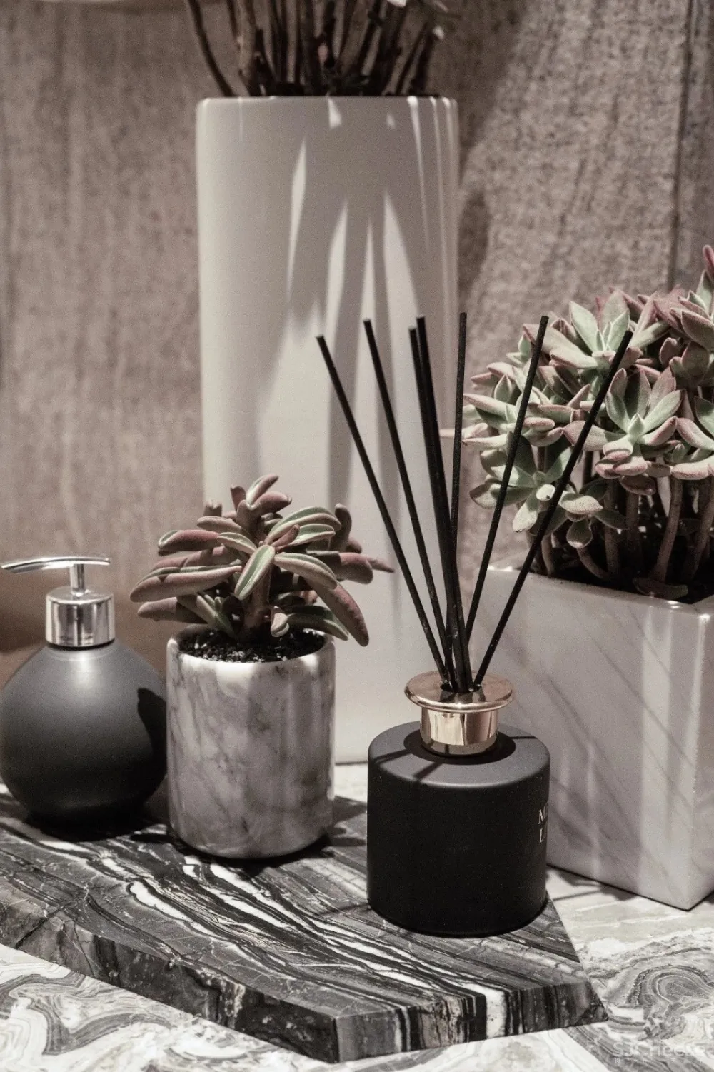 经典黑白灰营造典雅简奢空间