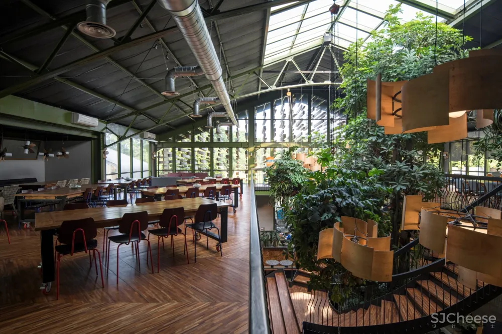 Kayu Kayu 餐厅,为木匠设计的木质食堂 / W Office