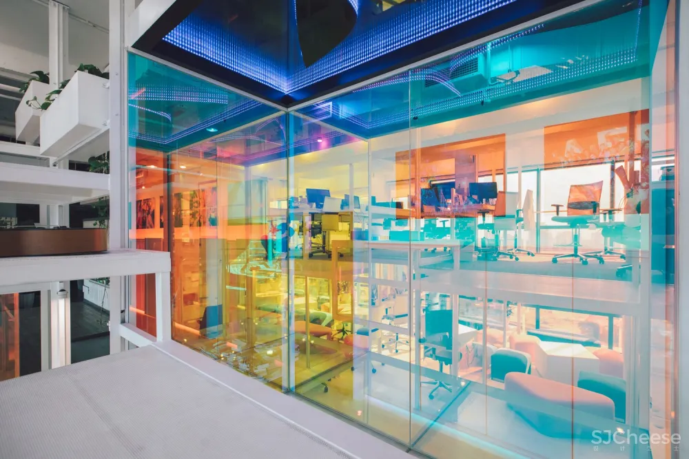 Mindvalley 总部,色彩斑斓的“光之殿”工作区 / IDEAWORKSHOP