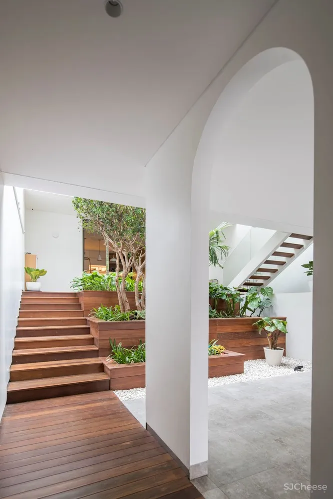 哈里曼住宅，内置庭院的纯白住宅／W Office