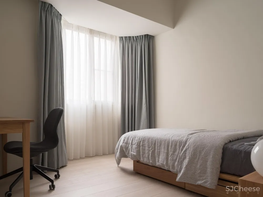 毛小孩玩耍的温馨小宅 灰色大门设计工作室