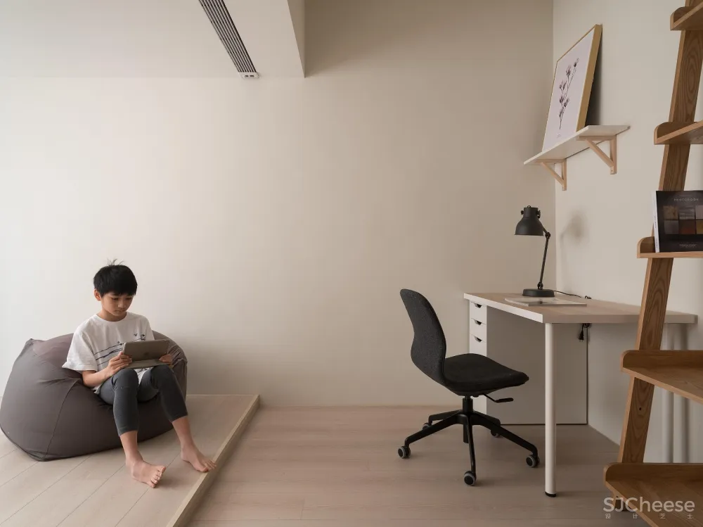 毛小孩玩耍的温馨小宅 灰色大门设计工作室