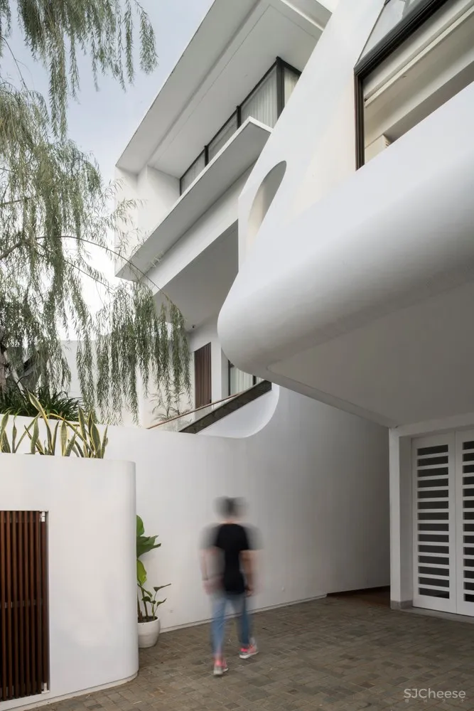 哈里曼住宅，内置庭院的纯白住宅／W Office