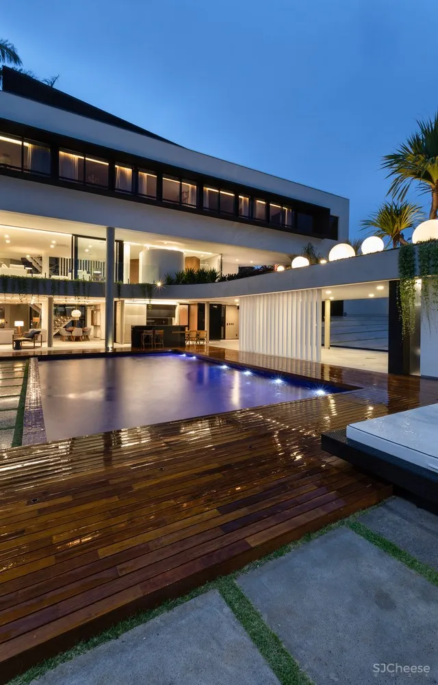 Estúdio Cláudio Resmini | 巴西湖畔三层别墅