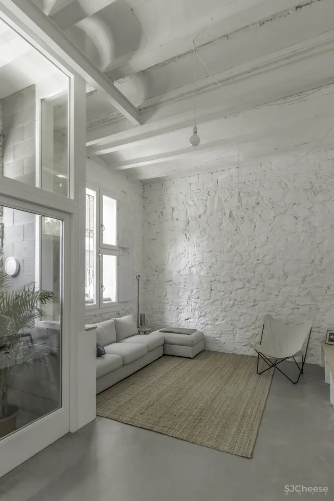 西班牙一间90平米纯白单层房屋改造