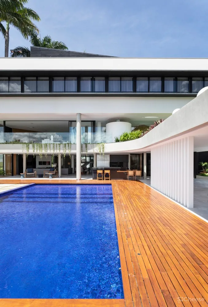 Estúdio Cláudio Resmini | 巴西湖畔三层别墅