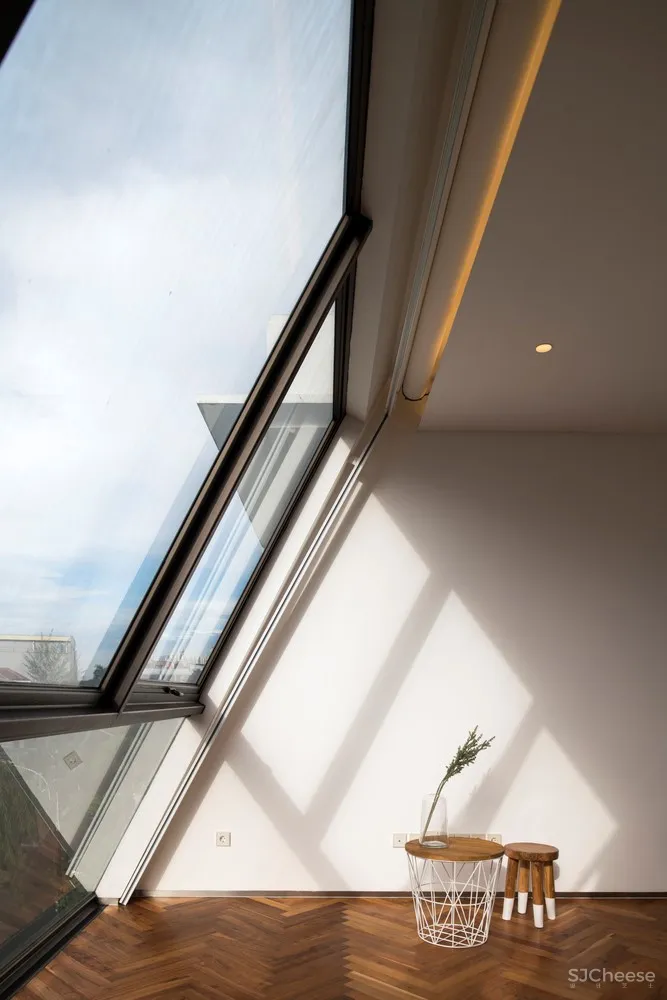 哈里曼住宅，内置庭院的纯白住宅／W Office