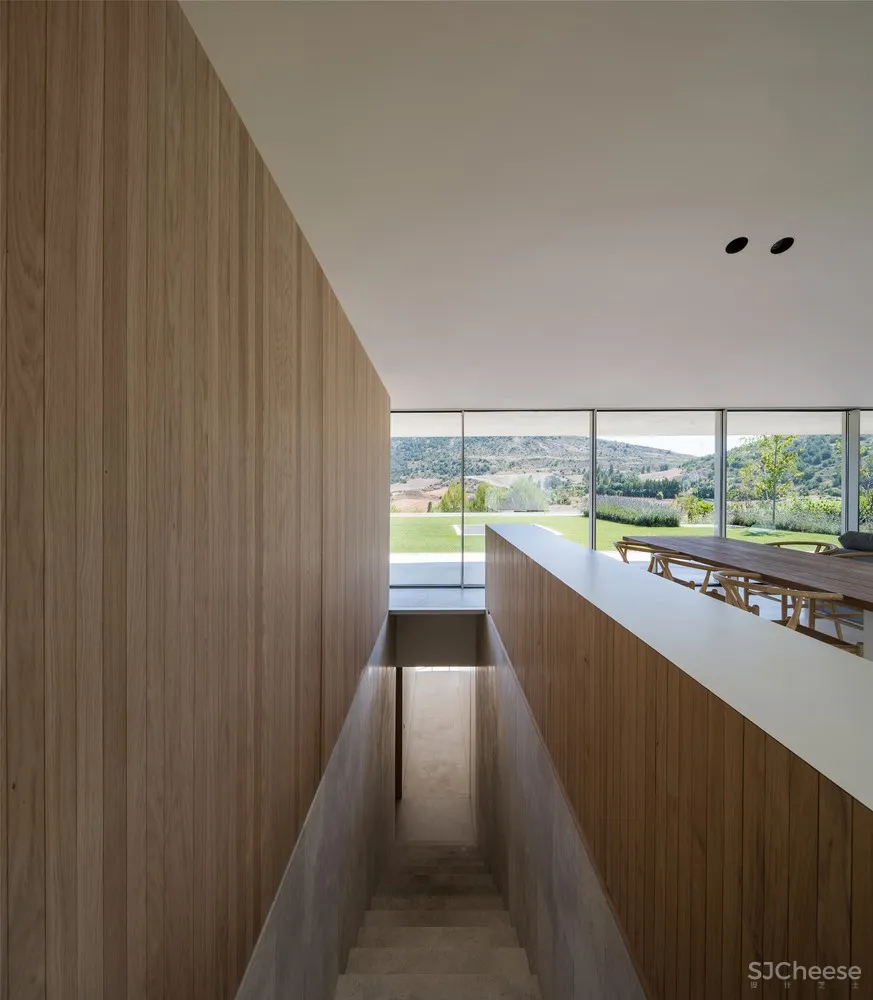 斜坡上的混凝土块 / Pereda Pérez Arquitectos