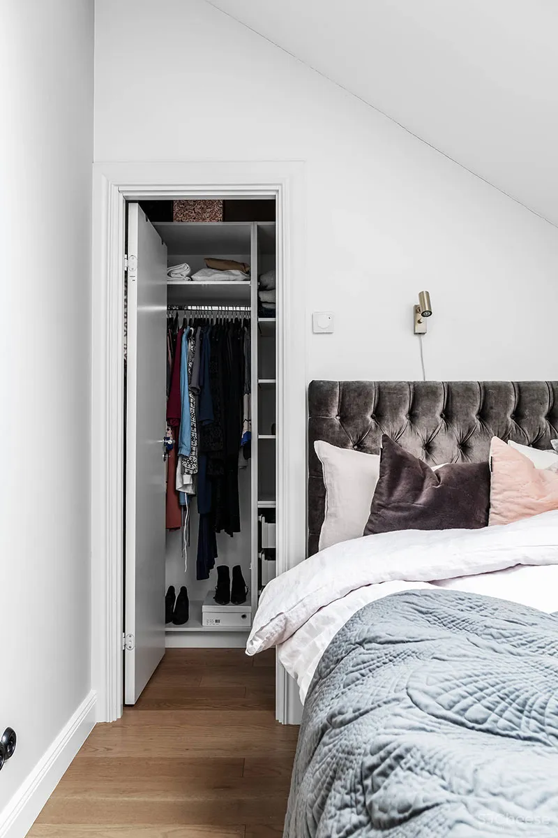 蓝色沙发和螺旋楼梯：斯德哥尔摩61㎡双层公寓