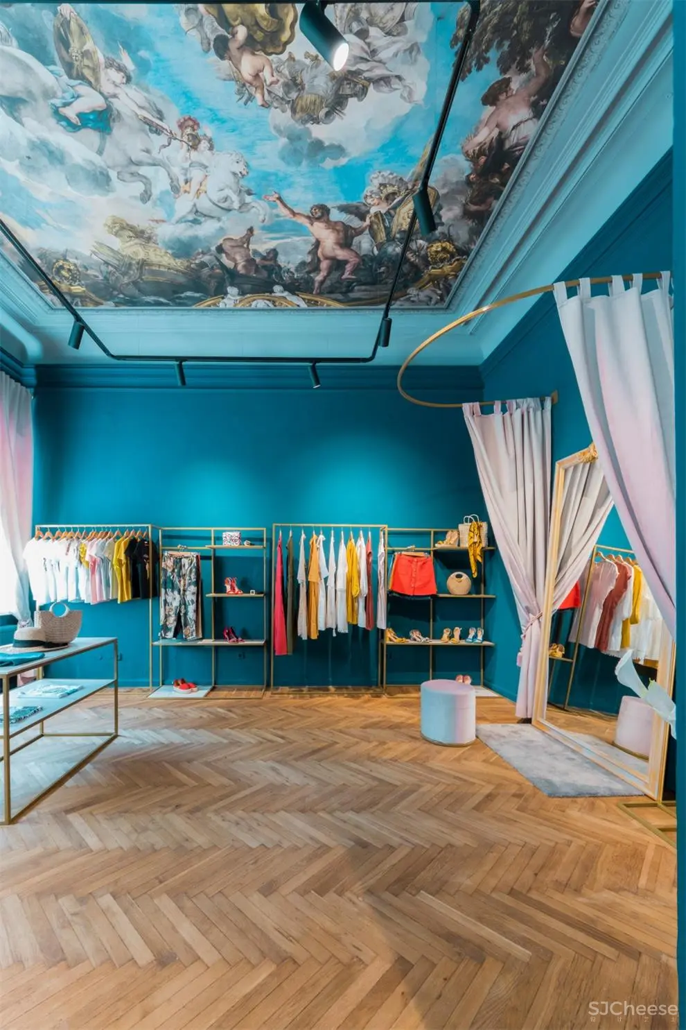 AB + Partners | 摩尔多瓦Flo品牌服装店