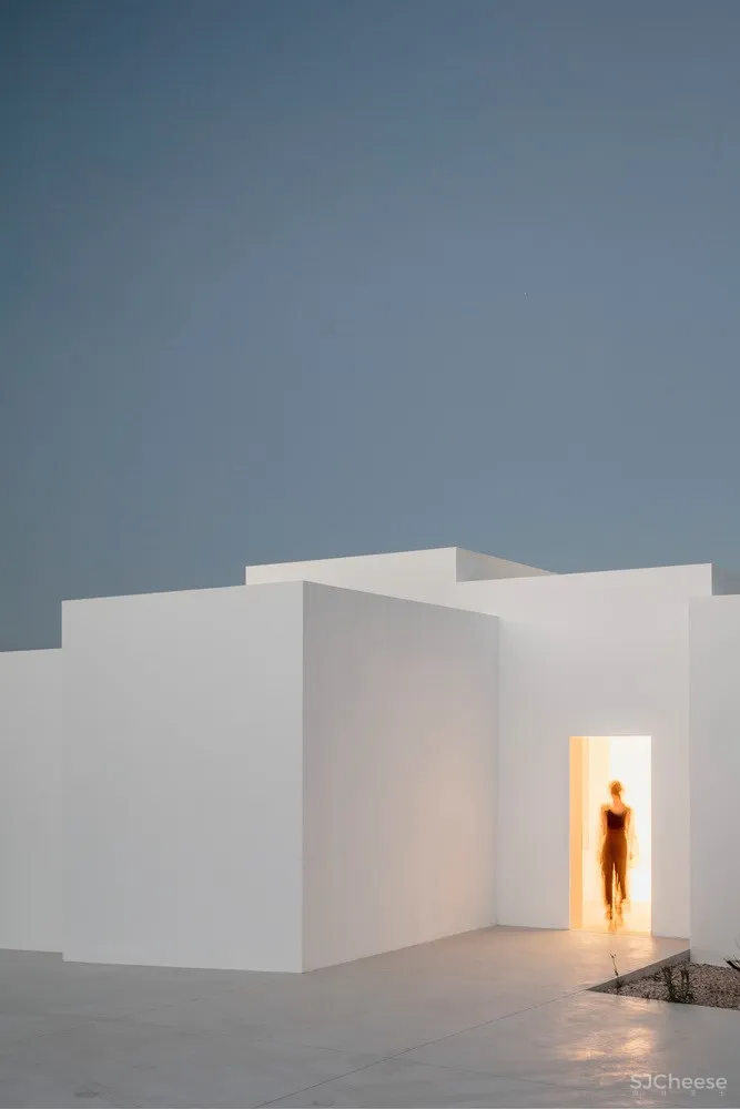 西班牙海滨，打造纯白的T 台别墅 / NOMO STUDIO